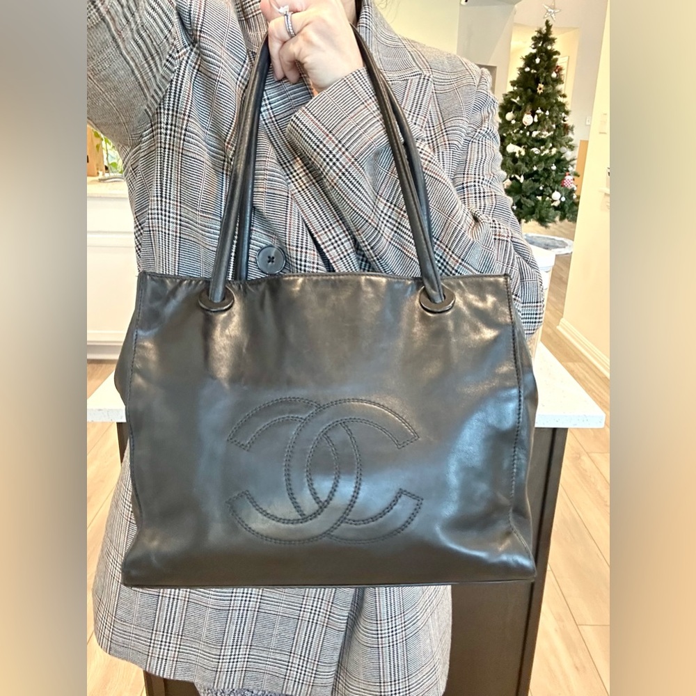 ❤️SOLD❤️ Auth CHANEL CC Vintage Black Lambskin Large Tote, 11” x 9.25”